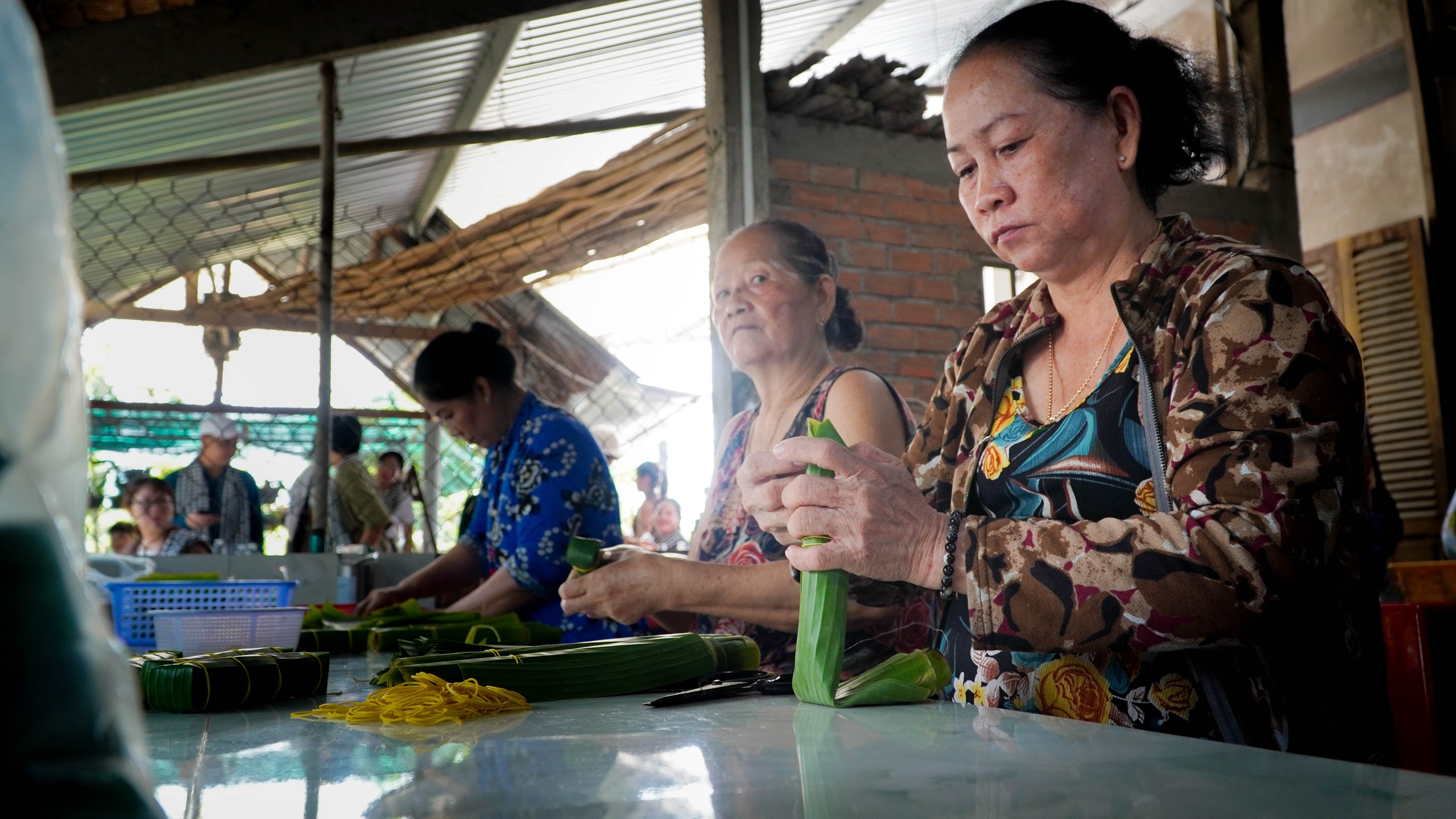 Du khách hào hứng đến xứ dừa trải nghiệm làm nem chay, hái chôm chôm- Ảnh 7.