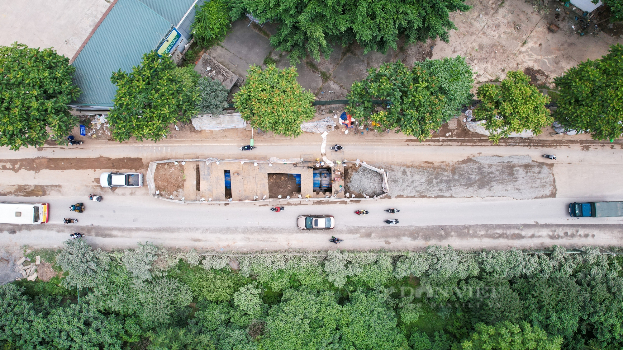 Lô cốt, bụi bẩn gây ám ảnh người tham gia giao thông tại đường gom đại lộ Thăng Long- Ảnh 5.