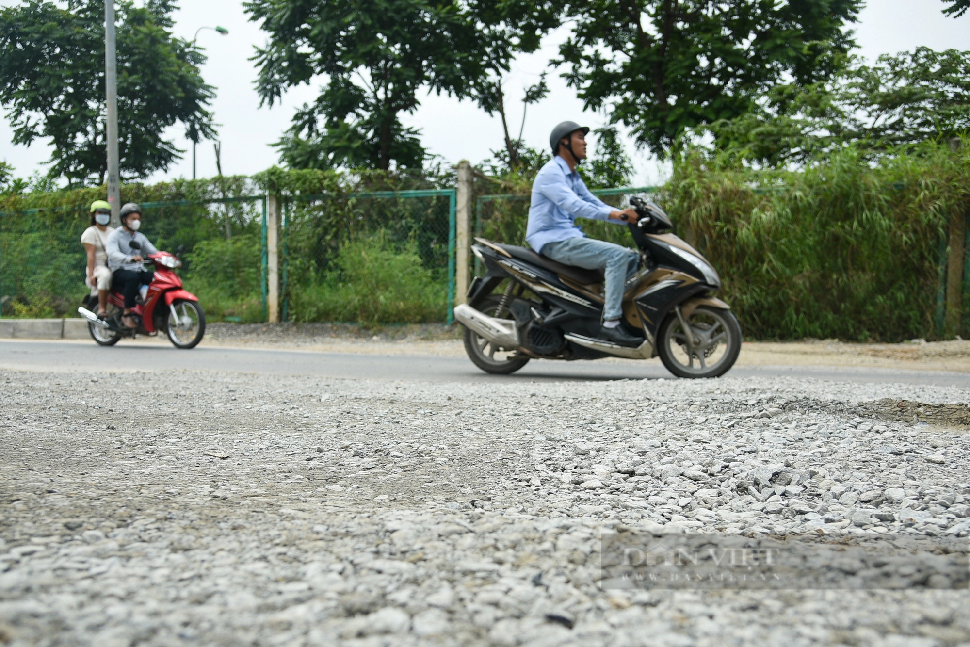 Lô cốt, bụi bẩn gây ám ảnh người tham gia giao thông tại đường gom đại lộ Thăng Long- Ảnh 8.