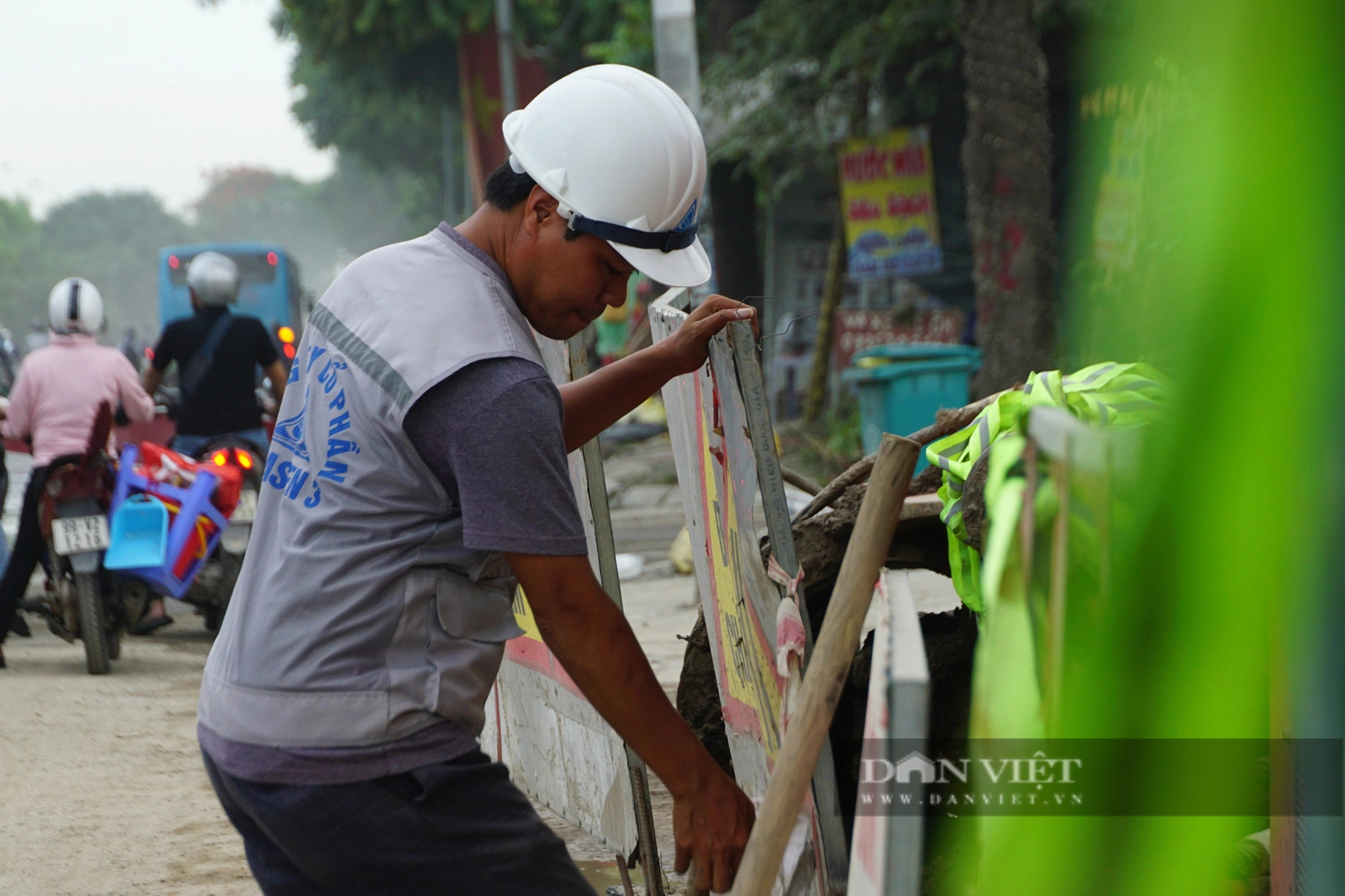 Lô cốt, bụi bẩn gây ám ảnh người tham gia giao thông tại đường gom đại lộ Thăng Long- Ảnh 11.