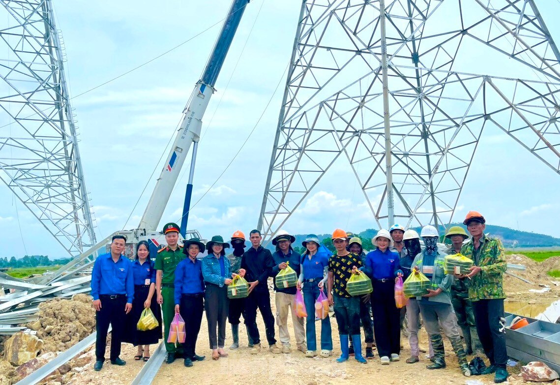 Ấm lòng bữa cơm tình nguyện trên công trường đường điện 500kV mạch 3 ảnh 14