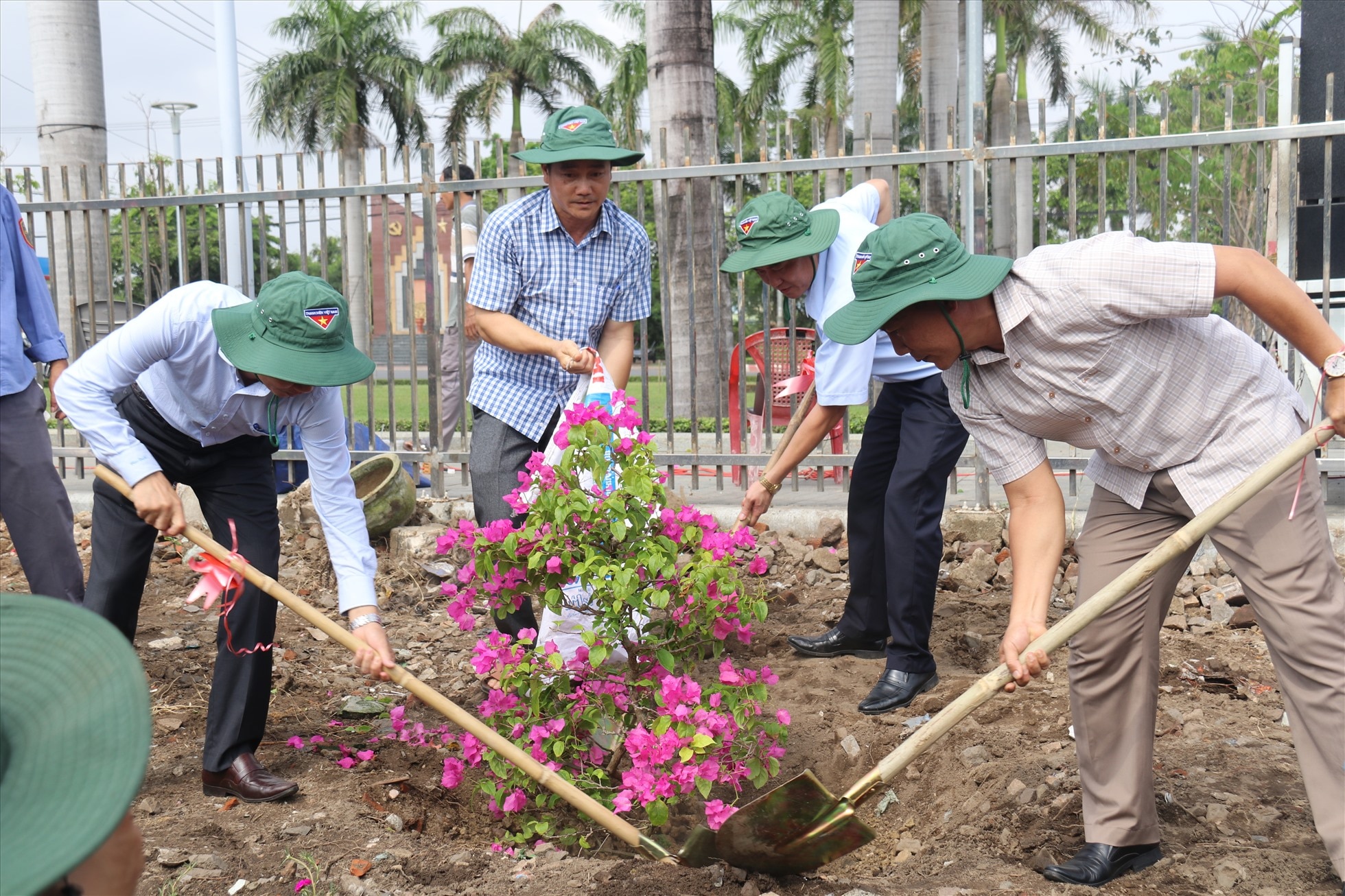 Phong trào “Đường tàu - Đường hoa” kết nối “Sắc xanh một dải xứ Trầm”- Ảnh 2.