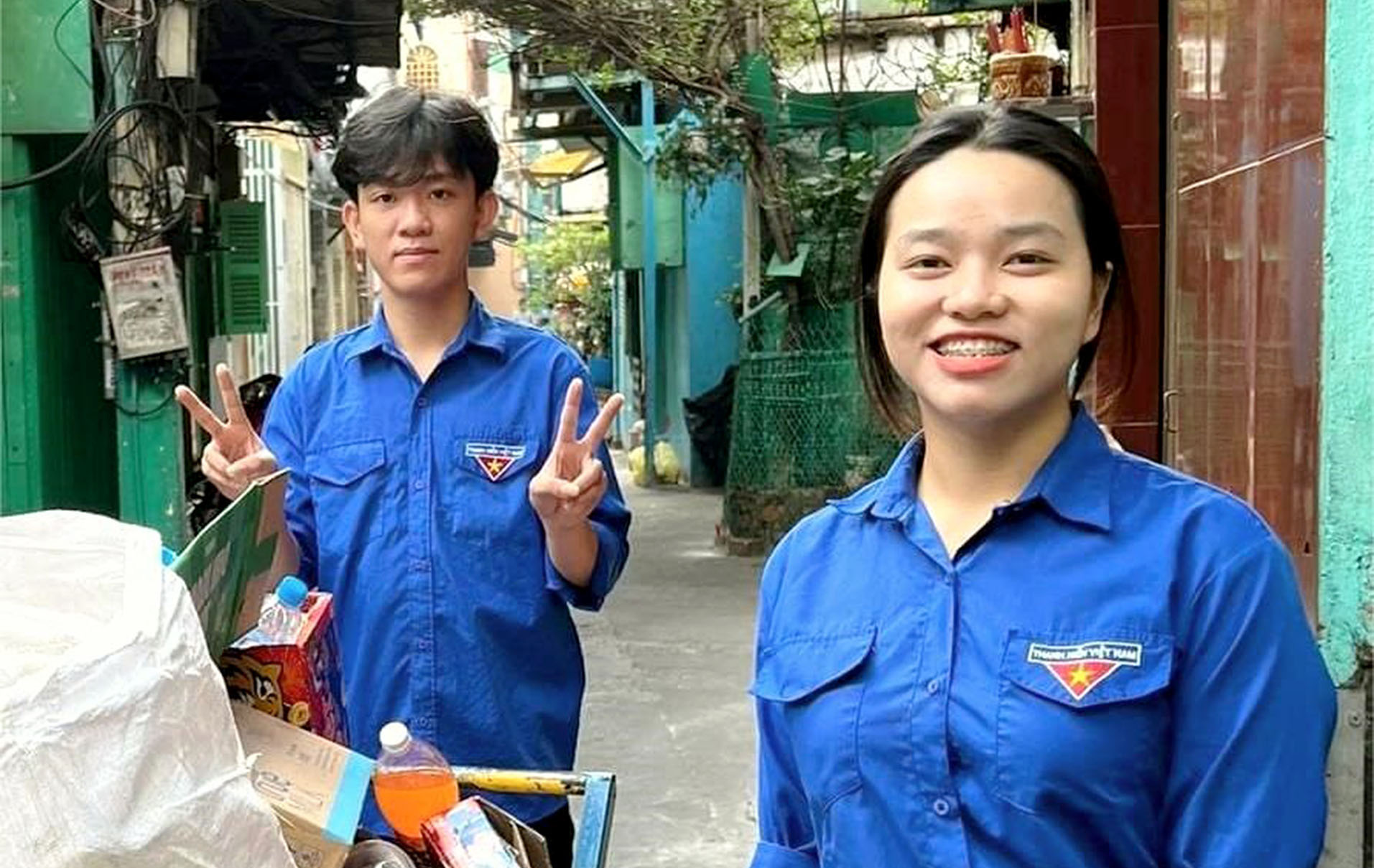 Lý Mỹ Duyên (phải) cùng đoàn viên thu gom ve chai gây quỹ chăm lo thanh thiếu nhi khó khăn - Ảnh: NVCC