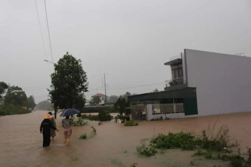 Quảng Ninh: Nước sông dâng cao, nhiều nơi nhà ngập băng mái, một số vị trí đường sạt lở - Ảnh 3.