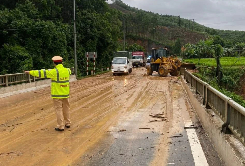 Quảng Ninh: Nước sông dâng cao, nhiều nơi nhà ngập băng mái, một số vị trí đường sạt lở - Ảnh 4.