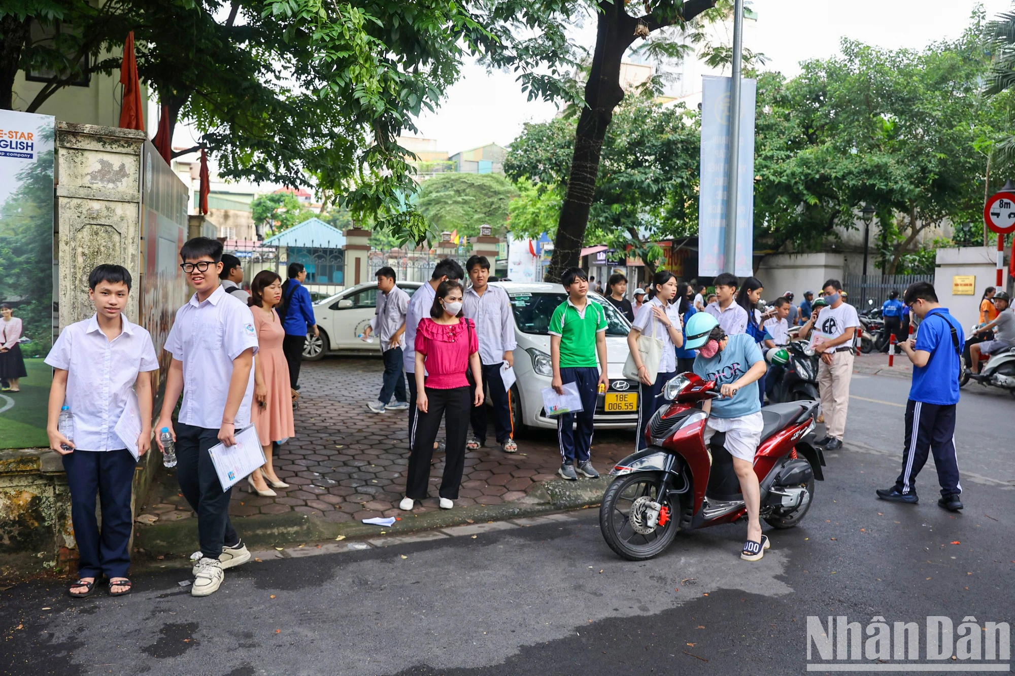 [Ảnh] Hơn 105.000 thí sinh Hà Nội bước vào môn thi Ngữ văn ảnh 8