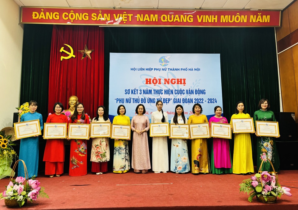 Đại diện các đơn vị được biểu dương trong thực hiện cuộc vận động "Phụ nữ Thủ đô ứng xử đẹp"