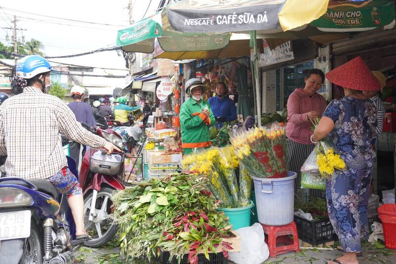 Các mặt hàng hoa tươi, trái cây đắt khách trong dịp Tết Đoan Ngọ. Ảnh: Như Quỳnh