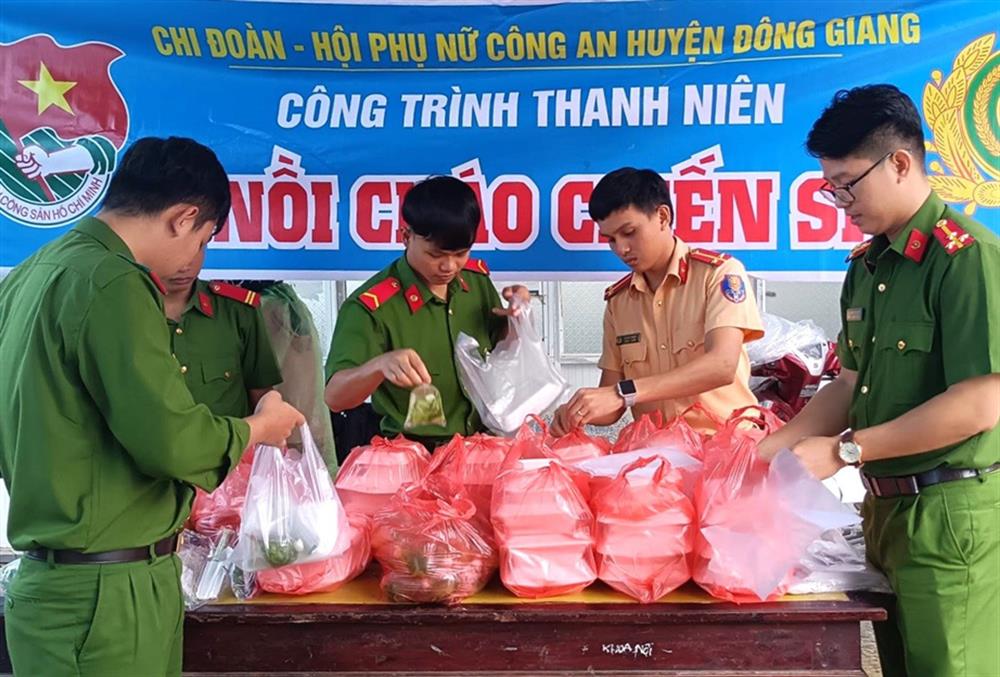 Những suất cháo, hộp cơm được cán bộ, chiến sĩ chuẩn bị từ rất sớm. 