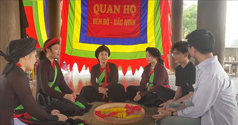 Đoàn Hà Nội trải nghiệm hát quan họ cùng với các liền chị của CLB Dân ca quan họ đền Đô