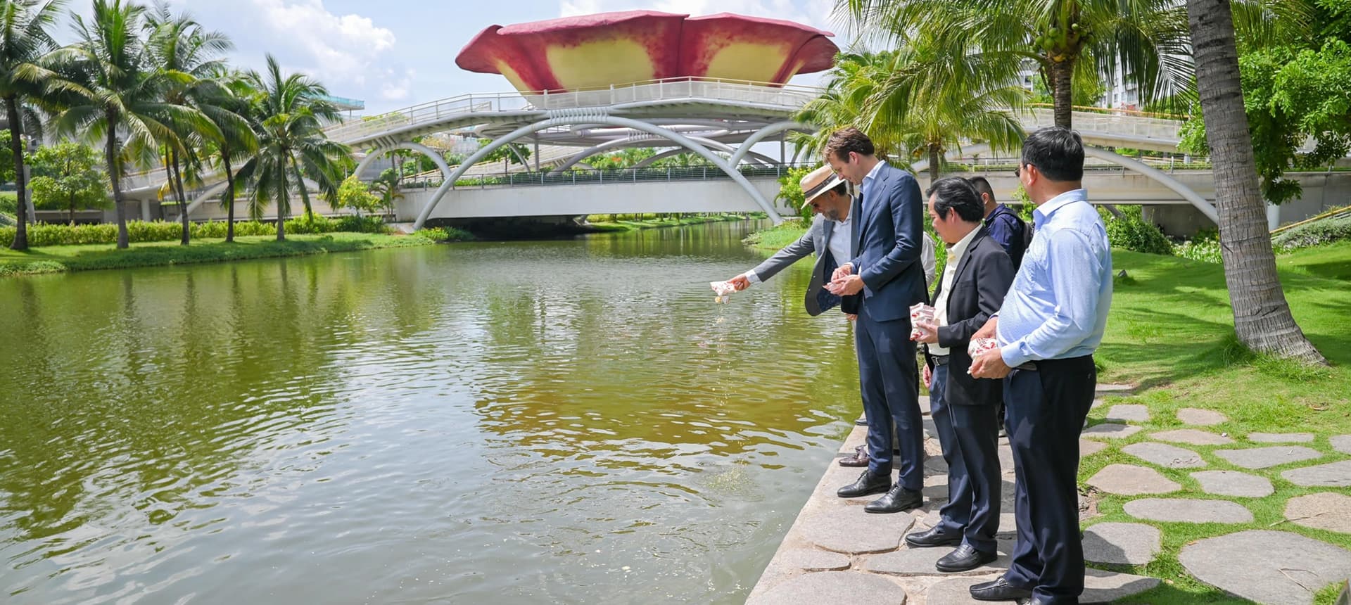 Phó Thị trưởng Thành phố Rotterdam Vincent Karremans cùng đoàn tham quan Công viên khu đô thị Sala