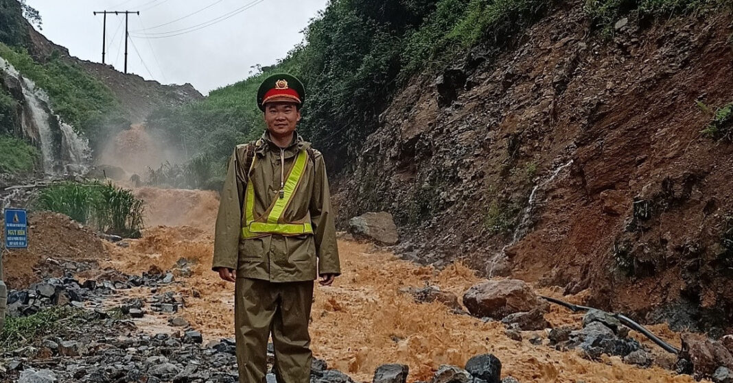 Thượng úy cứu 3 người khỏi lũ dữ: Tôi không sợ dù tình cảnh lúc đó rất nguy cấp