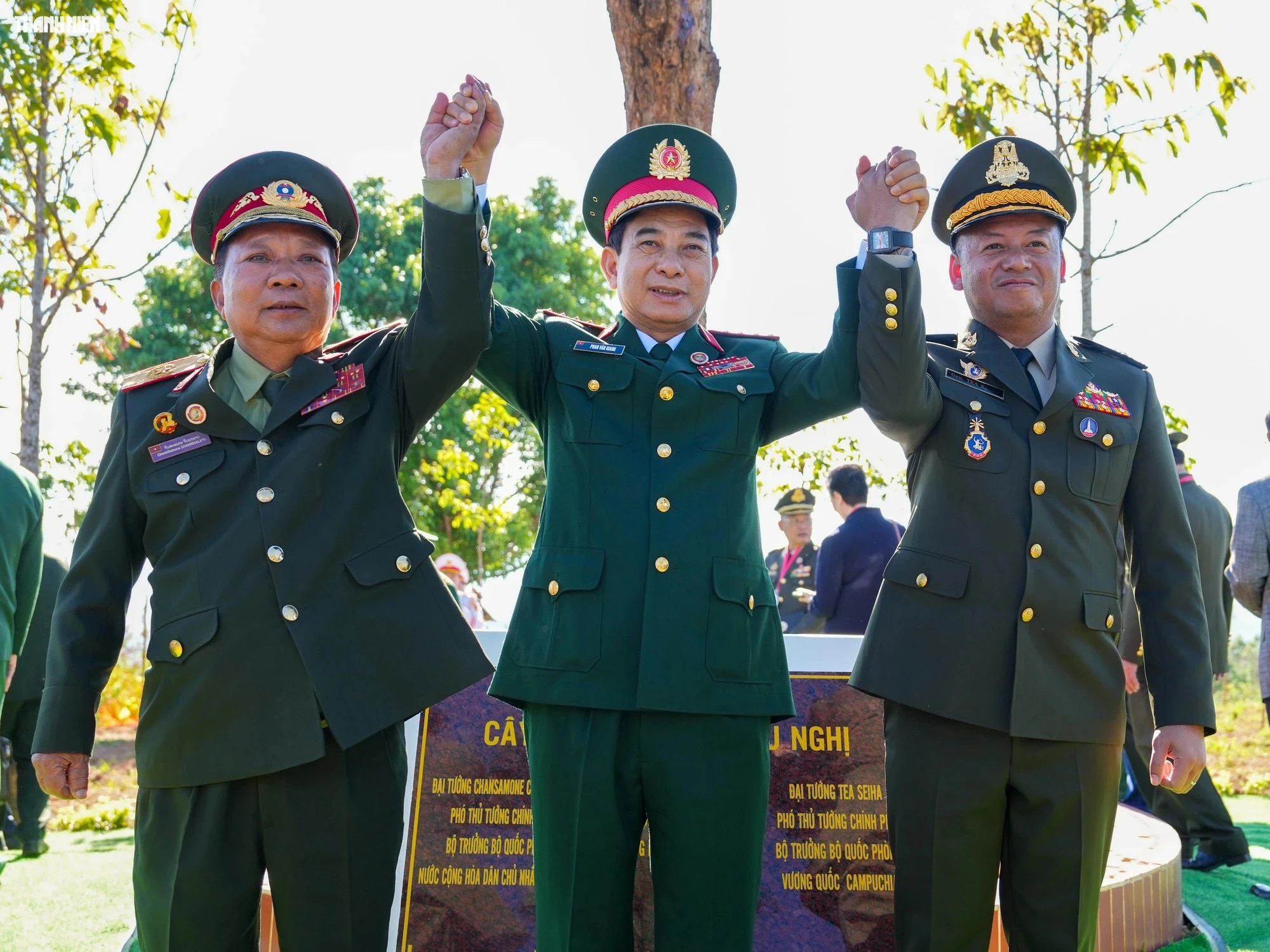 Bộ trưởng Quốc phòng 3 nước lần đầu tiên giao lưu trên biên giới - Ảnh 10.