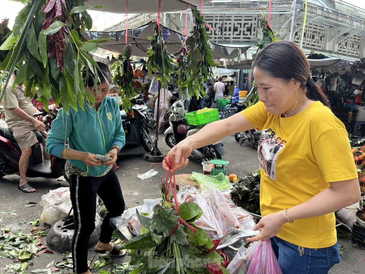 TPHCM: Lá xông, bánh ú nước tro chờ khách dịp Tết Đoan Ngọ ảnh 2