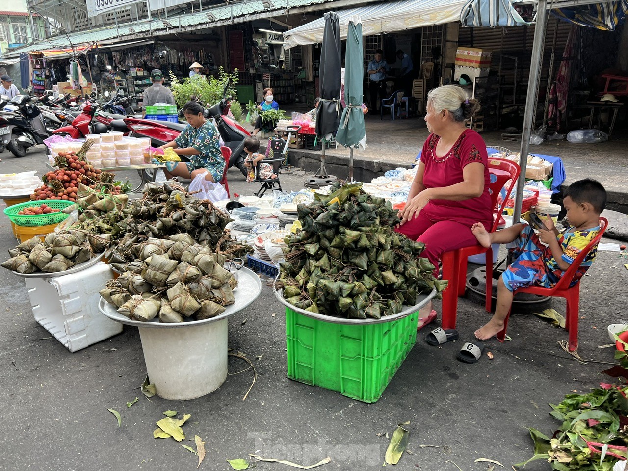 TPHCM: Lá xông, bánh ú nước tro chờ khách dịp Tết Đoan Ngọ ảnh 4