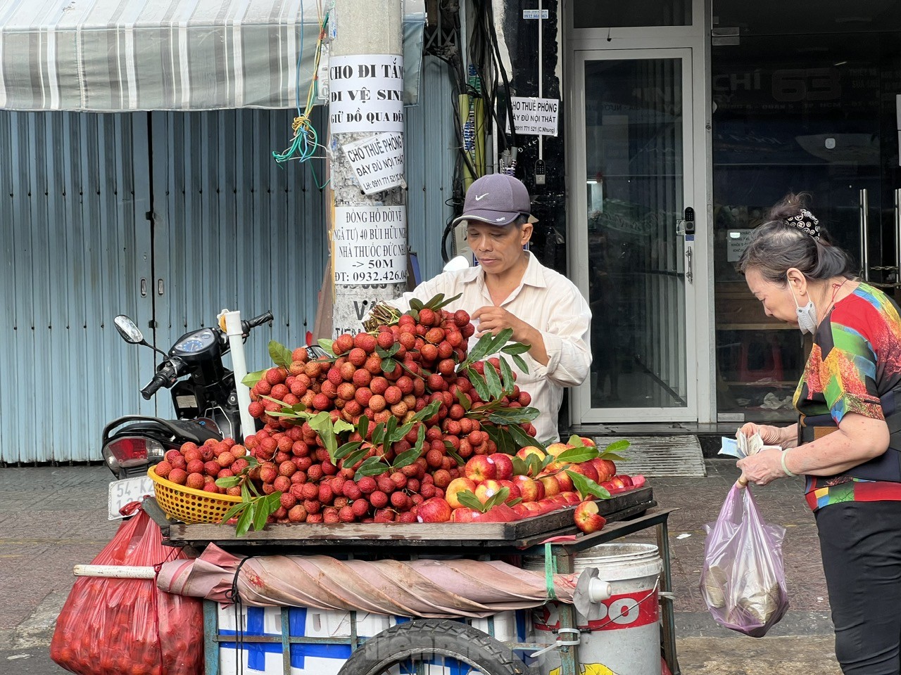 TPHCM: Lá xông, bánh ú nước tro chờ khách dịp Tết Đoan Ngọ ảnh 10