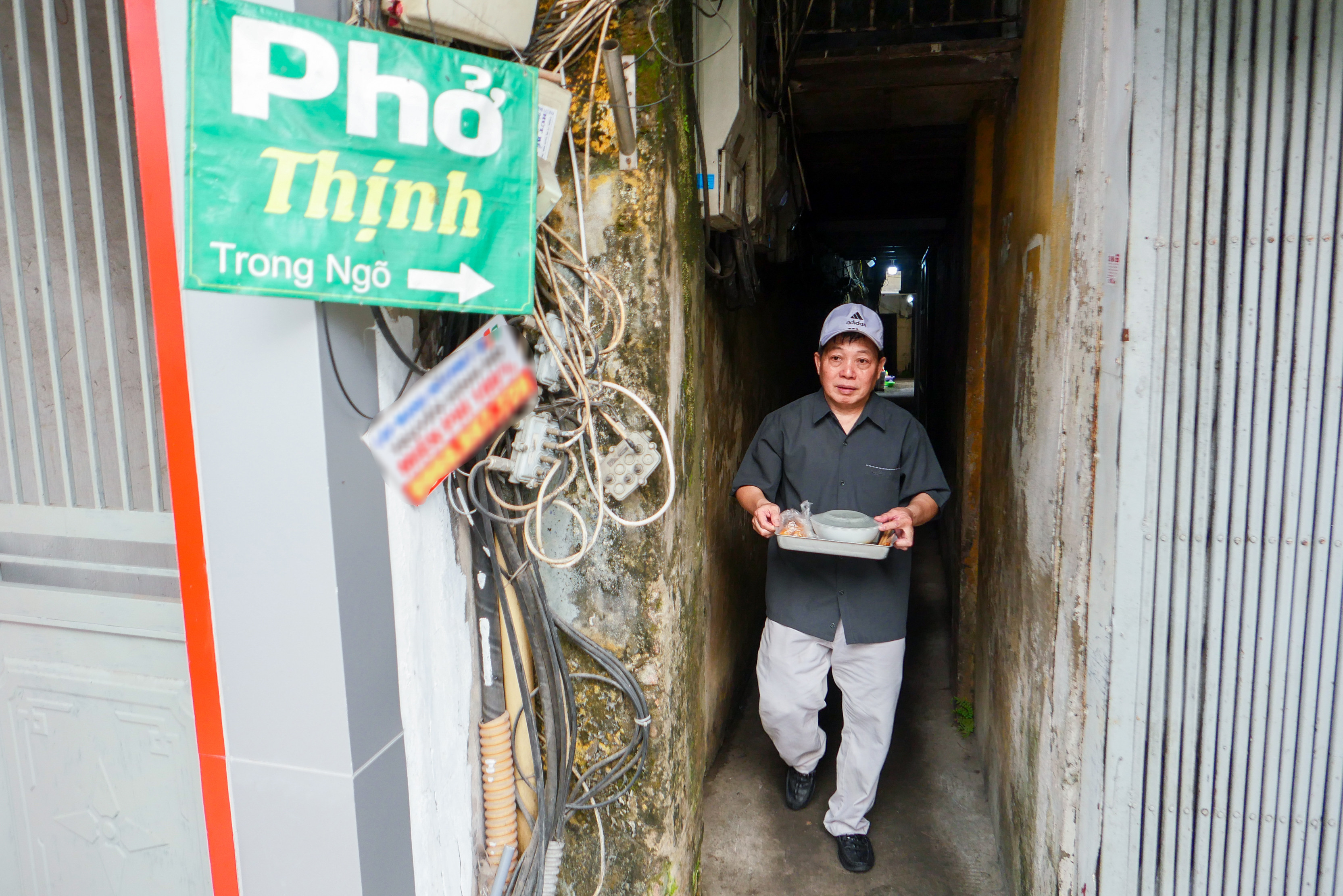 Quán 'phở khổ' ở Hà Nội, khách lách ngõ hẹp vào ăn trong 'lô cốt'