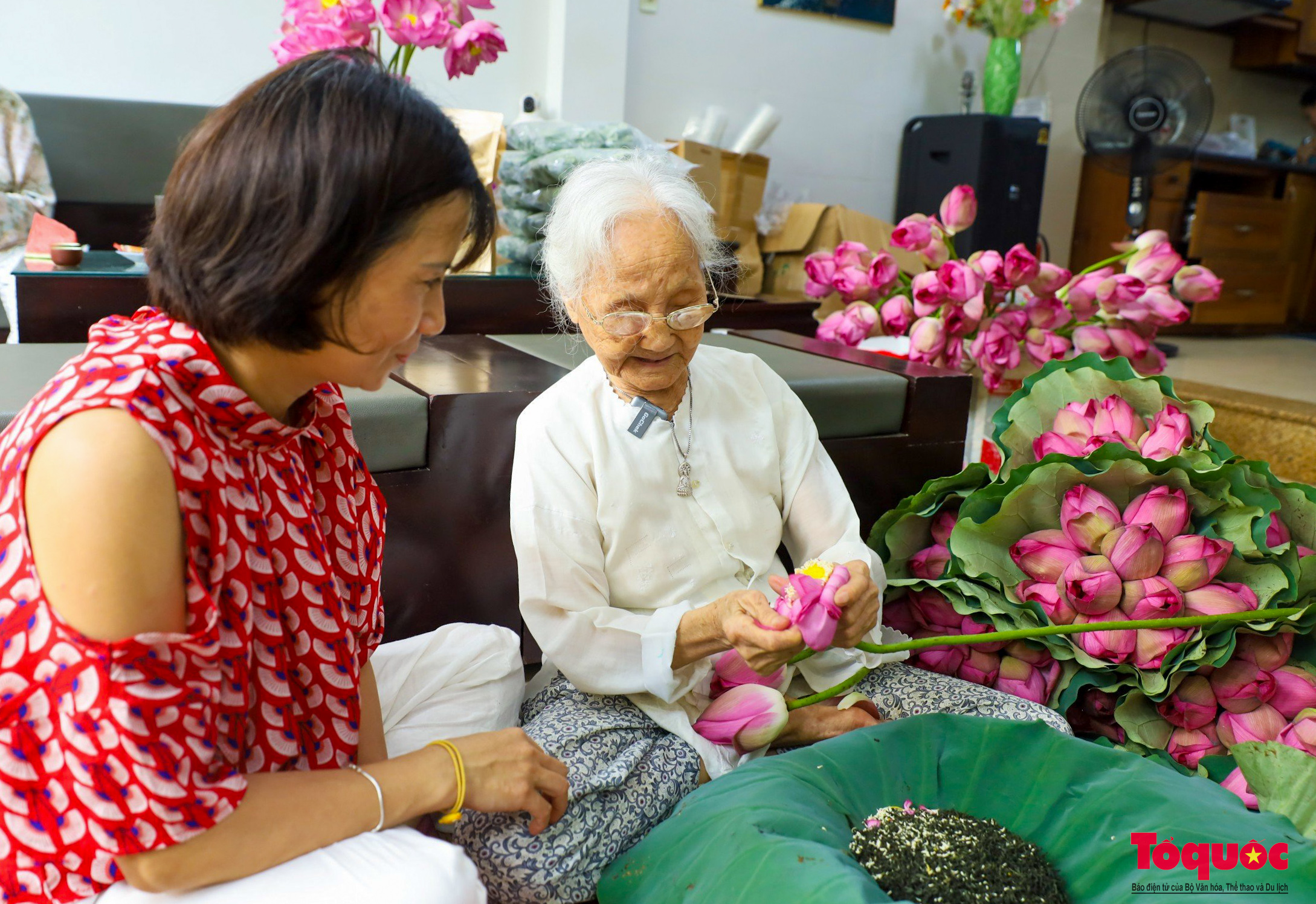 Tháng 6 về Hà Nội thơm vị trà sen - Ảnh 5.