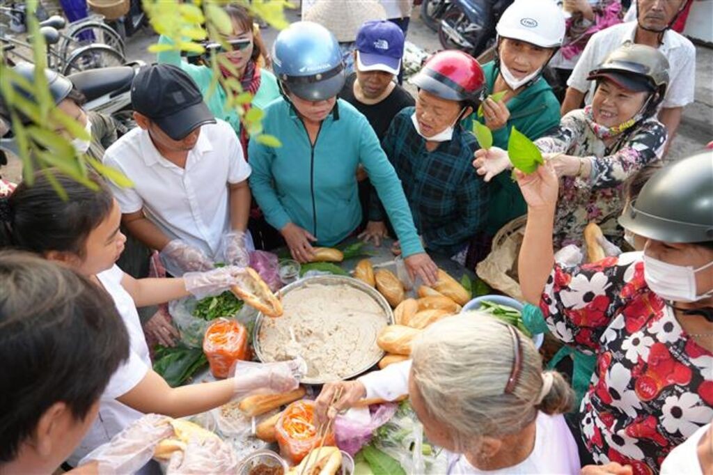 Gian hàng bánh mì tại phiên chợ lá thu hút thực khách. (Ảnh: Minh Phú/TTXVN)