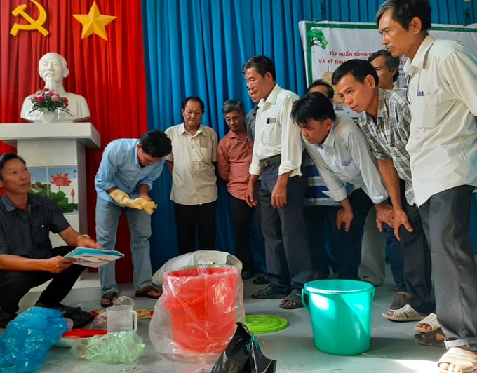 Nông dân Bến Tre được tập huấn trước khi bắt tay vào thực hiện mô hình. Ảnh: Minh Đảm.