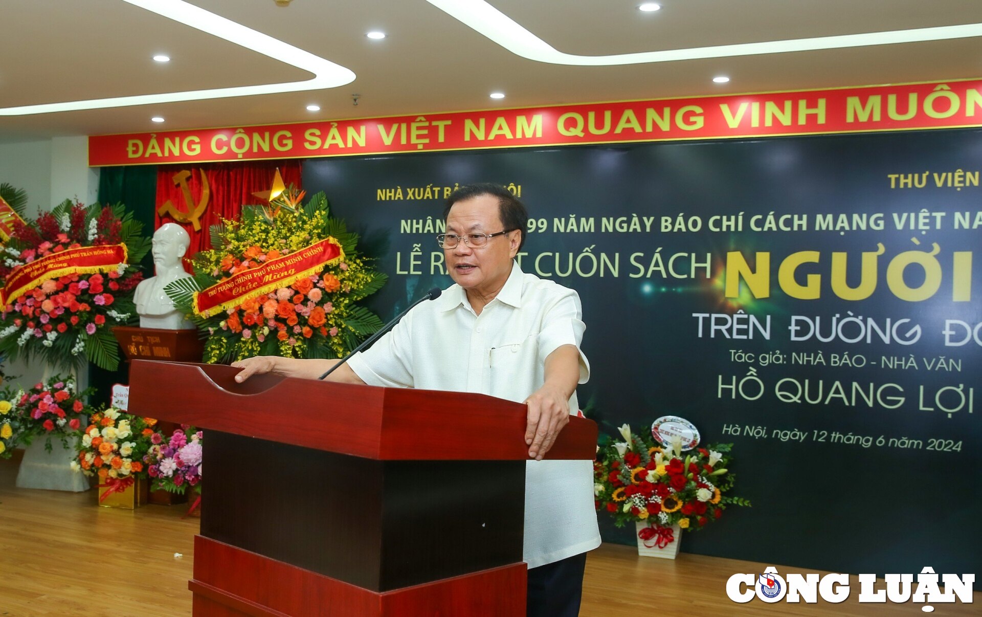 ra mat sach nguoi tren duong doi cua nha bao nha van ho quang loi hinh 2