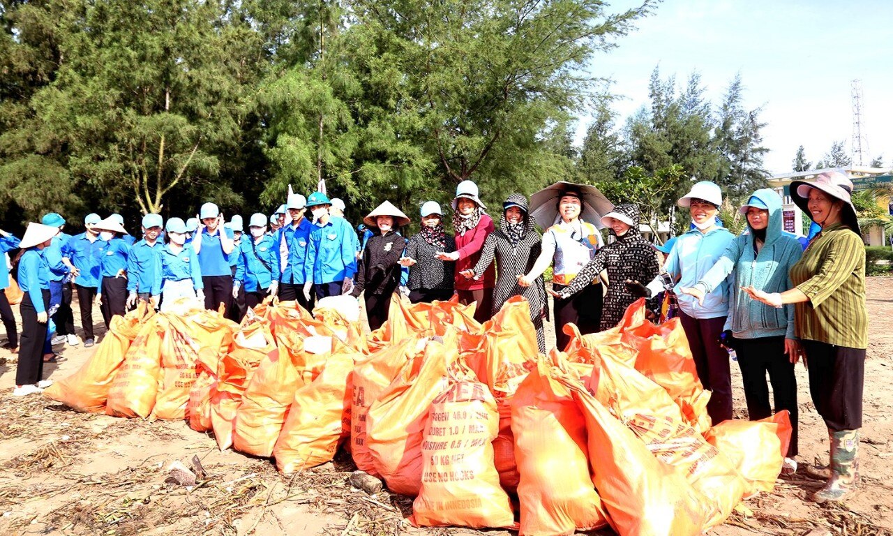 Đông đảo cán bộ, chiến sỹ, nhân dân tham gia nhặt rác, vệ sinh làm sạch vùng biển Kim Sơn ở Ninh Bình- Ảnh 6.