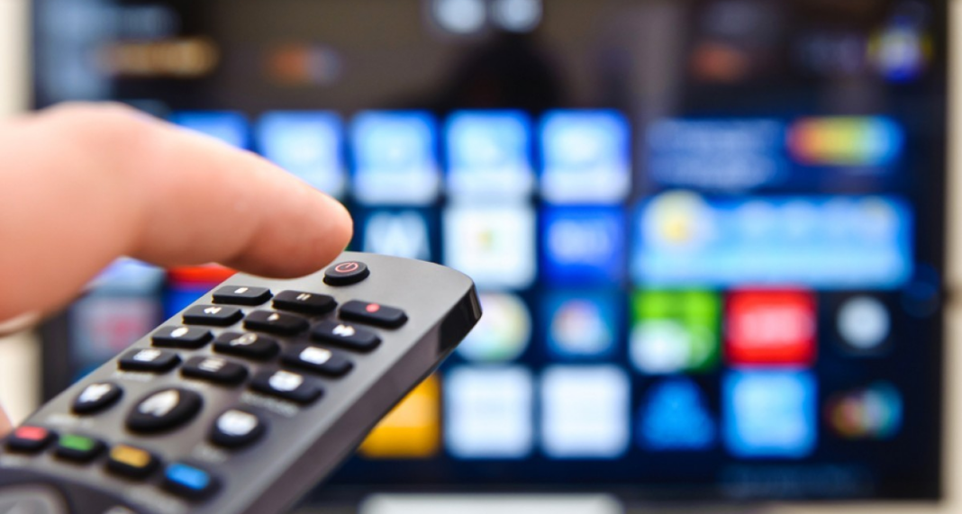 ‘Mỗi lần mở TV thông minh tôi lại phải gọi cháu giúp’