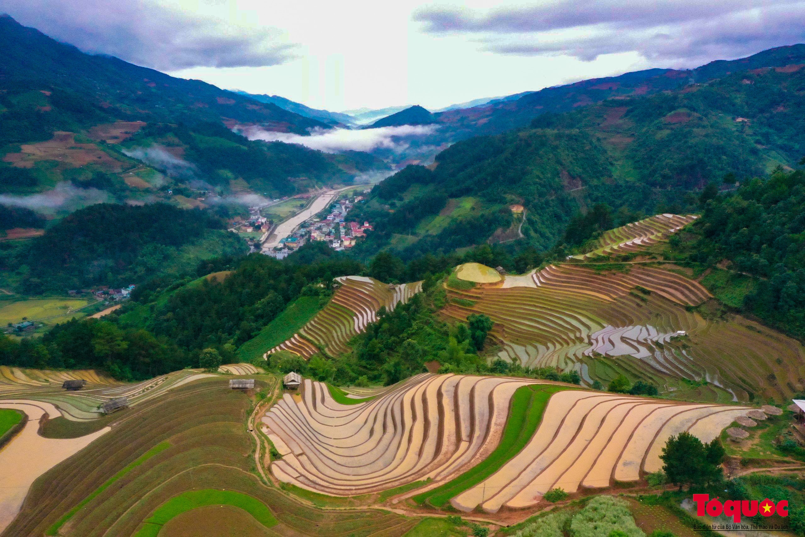 Ngắm nhìn ruộng bậc thang Mù Cang Chải mùa nước đổ - Ảnh 2.