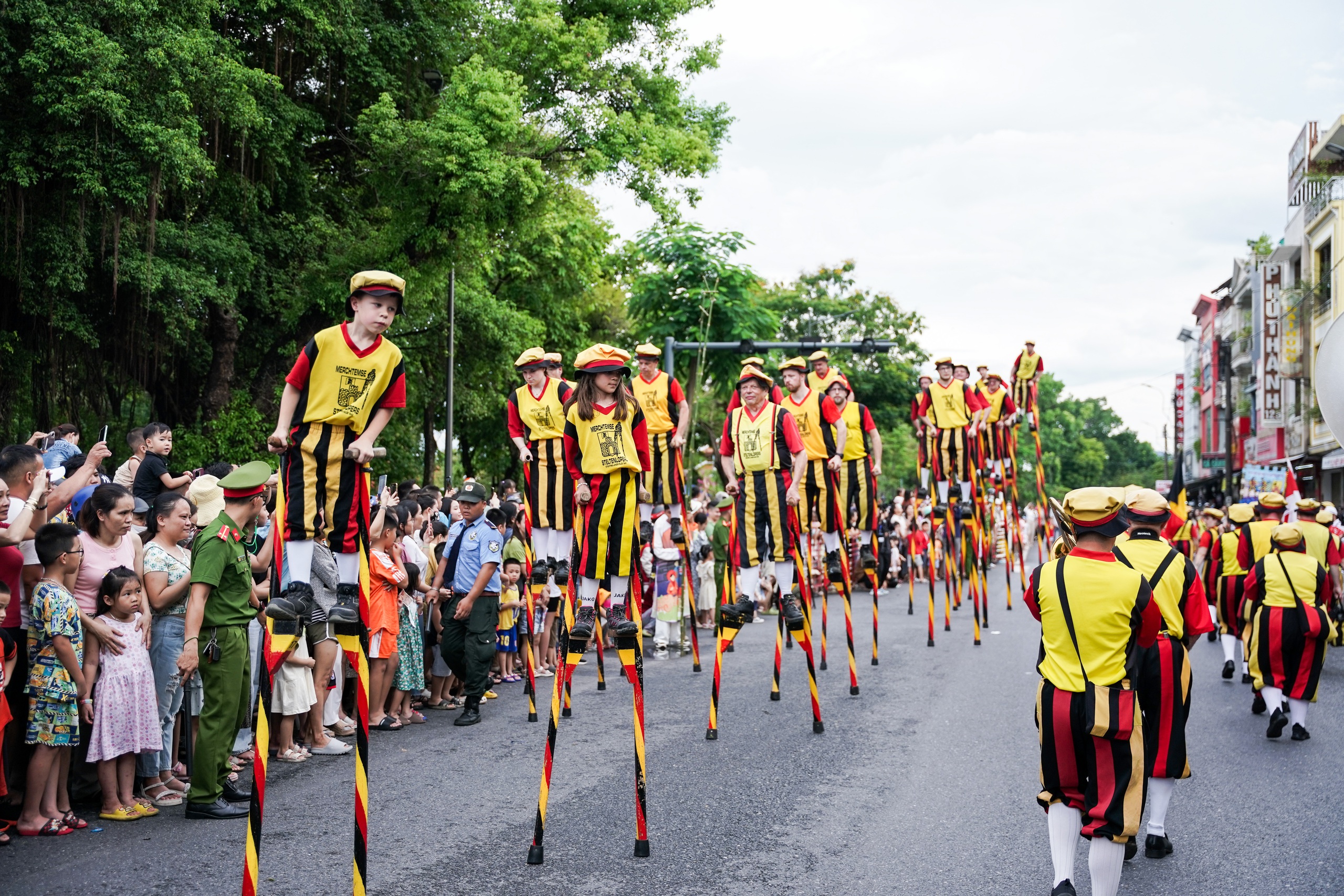 Những hình ảnh và thống kê ấn tượng tại Tuần lễ Festival nghệ thuật Quốc tế Huế 2024 - Ảnh 6.