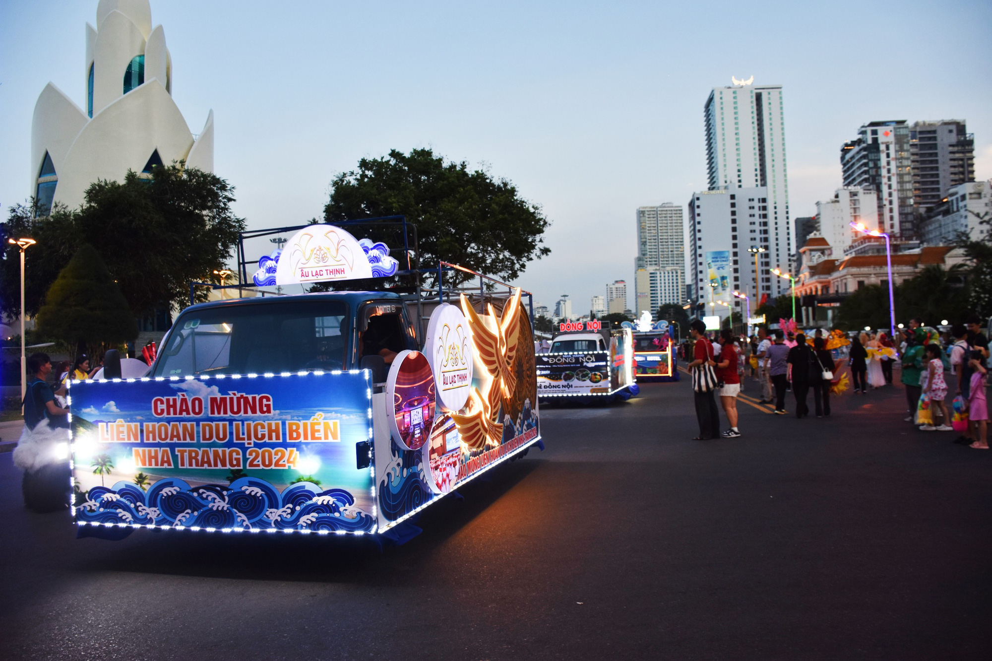 Ánh sáng lung linh tô điểm cho phố đêm Nha Trang - Ảnh: TRẦN HOÀI