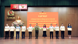 ວຽກງານສື່ມວນຊົນທີ່ມີຄຸນນະພາບຫຼາຍຢ່າງໄດ້ຝາກຄວາມຮູ້ສຶກເລິກເຊິ່ງໃນໃຈປະຊາຊົນ ແລະ ຕຳຫຼວດ -0