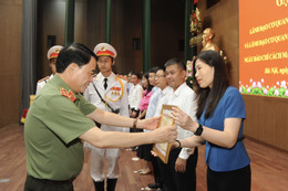 ວຽກງານສື່ມວນຊົນທີ່ມີຄຸນນະພາບຫຼາຍຜົນງານໄດ້ຝັງເລິກໃນດວງໃຈຂອງປະຊາຊົນ ແລະ ພະນັກງານກອງບັນຊາການປ້ອງກັນຄວາມສະຫງົບ -1