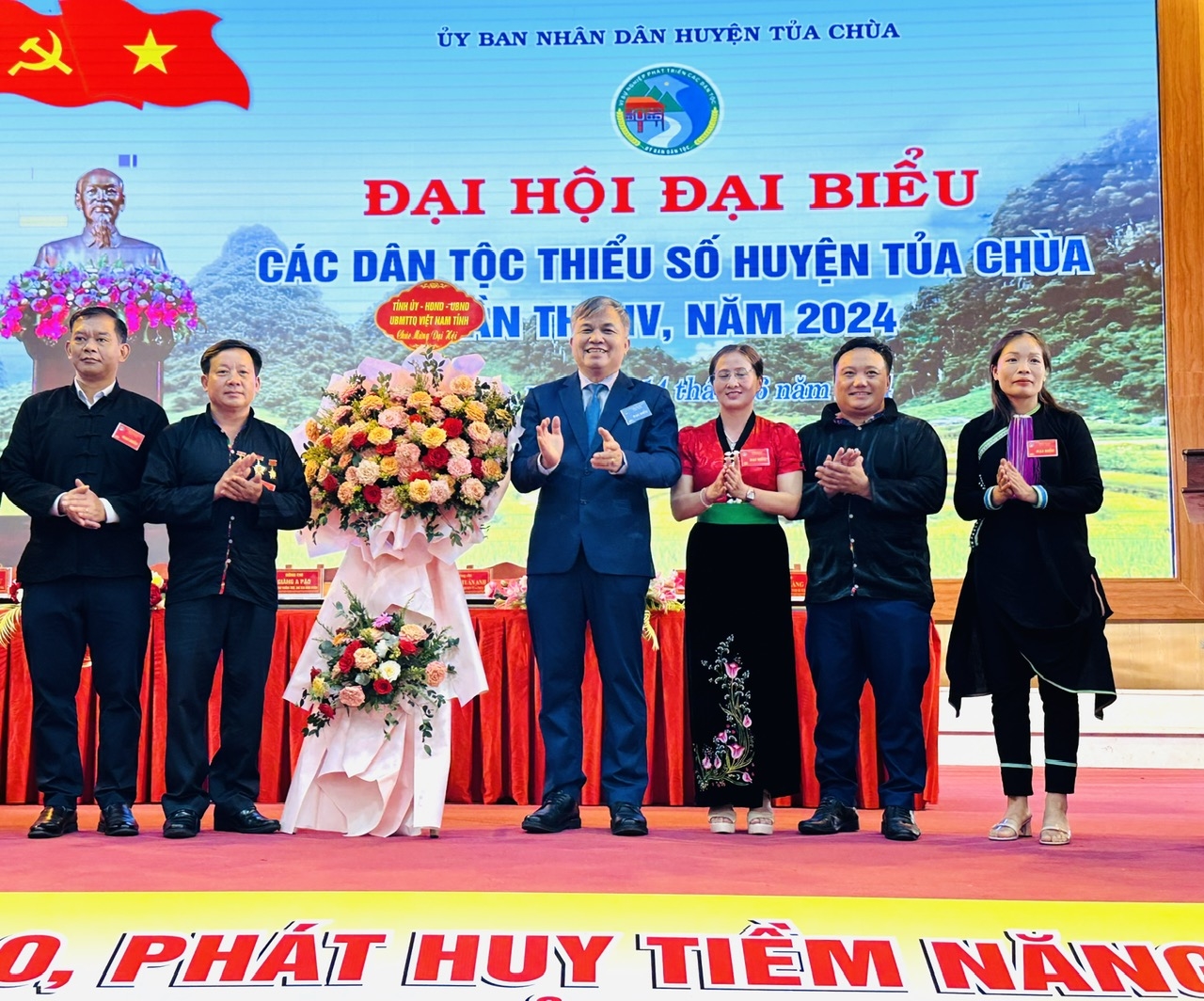 Ông Lò Văn Tiến, Phó Chủ tịch UBND tỉnh, Trưởng BCĐ đại hội các DTTS tỉnh Điện Biên tặng họa chúc mừng Đại hội