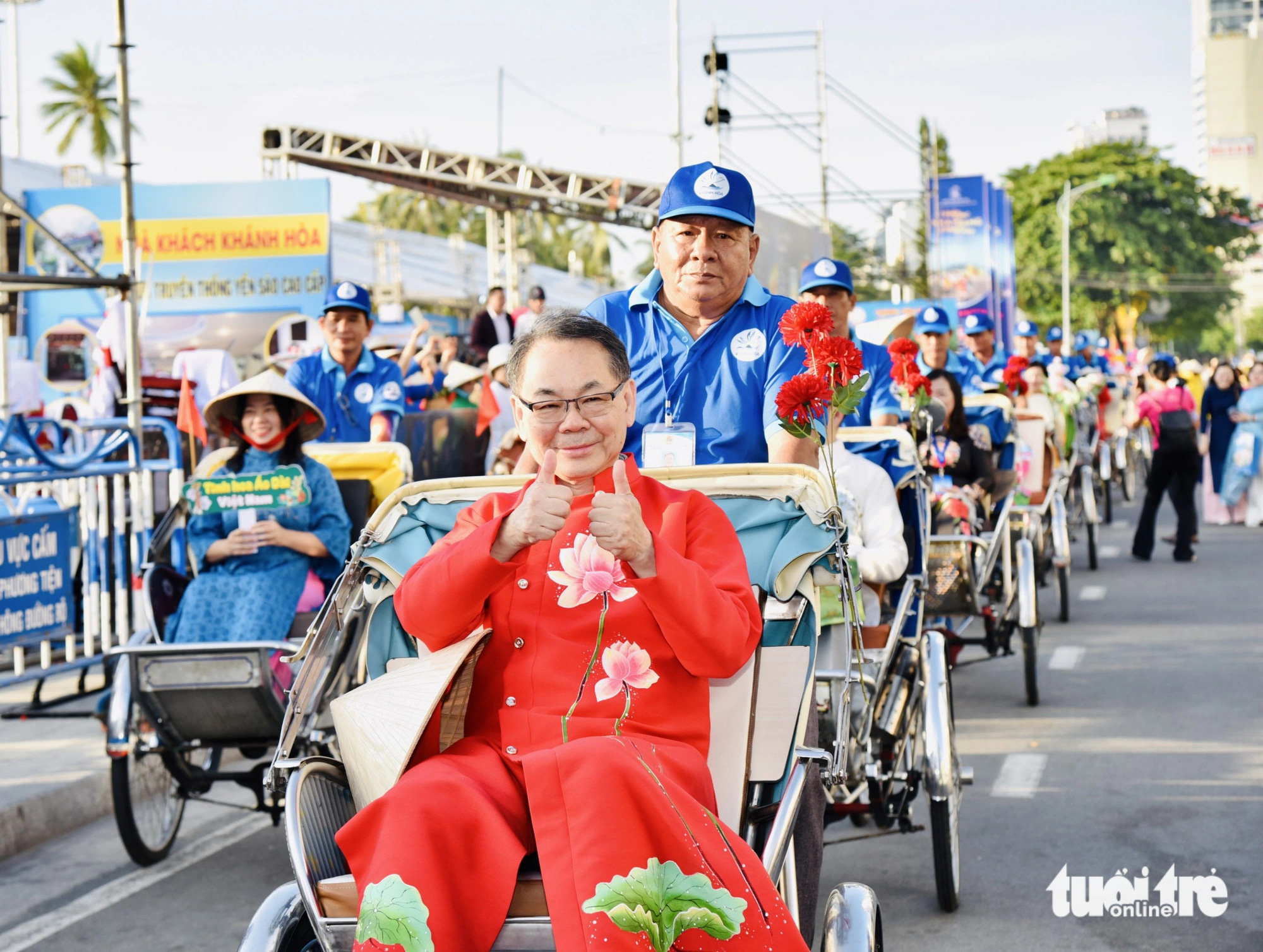 Một số đại biểu nước ngoài mặc trang phục áo dài tham gia diễu hành