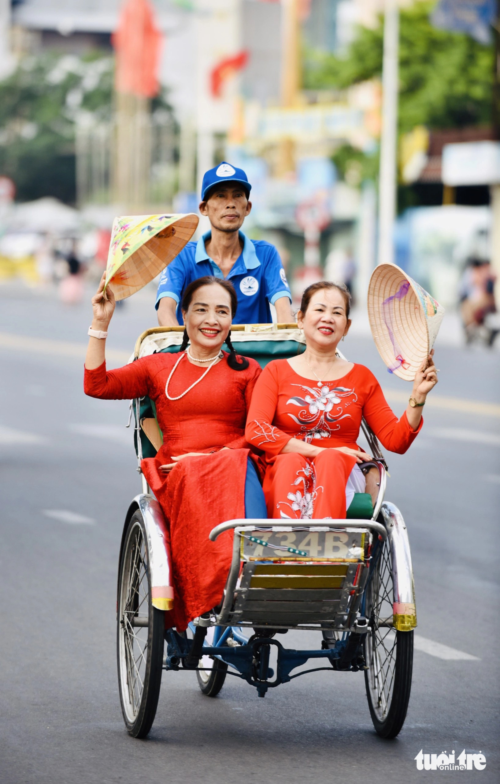 Phụ nữ Nha Trang trong trang phục áo dài, nón lá đẹp mắt