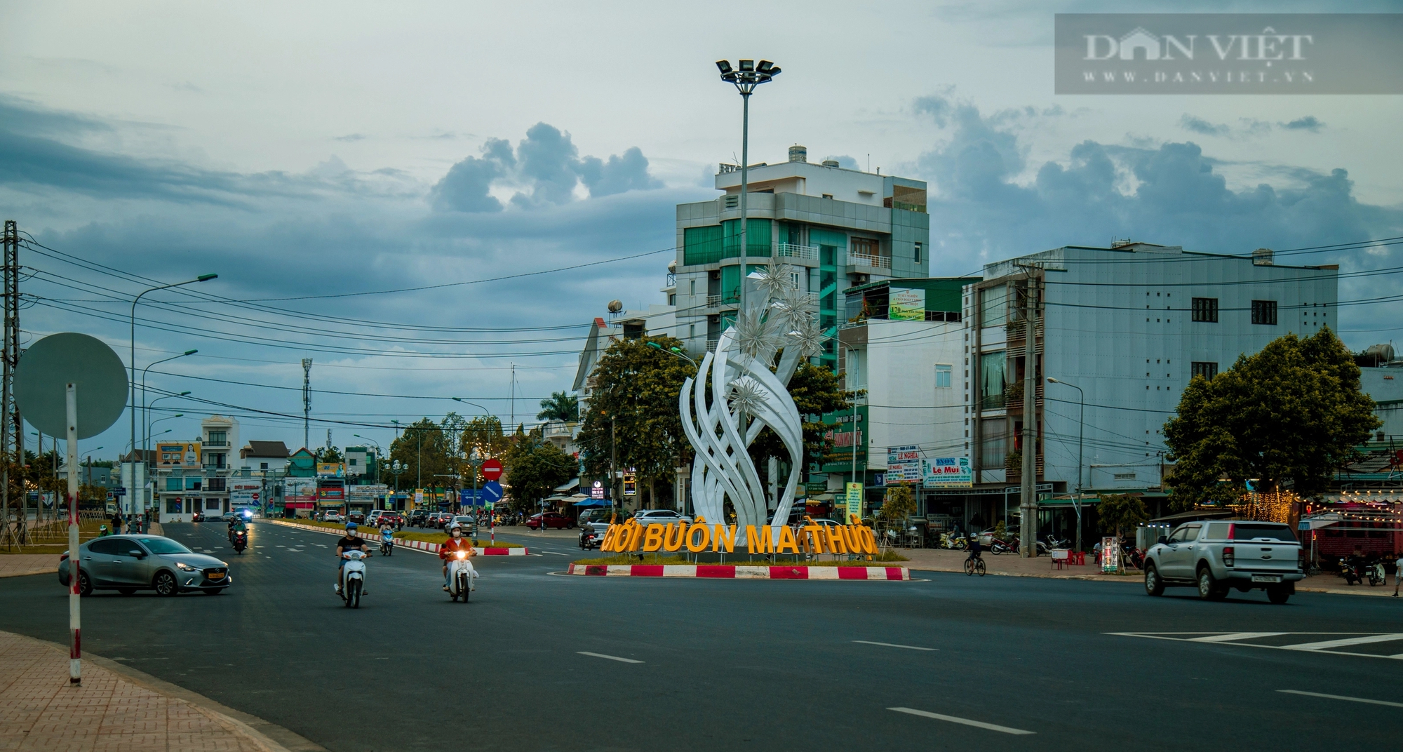 Hình ảnh nơi đông dân nhất thành phố Buôn Ma Thuột lúc hoàng hôn- Ảnh 4.