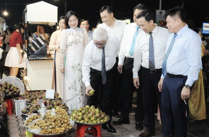 Ông Nguyễn Văn Lợi, Bí thư Tỉnh uỷ Bình Dương (thứ 4 từ phải sang) đến thăm và động viên nhà vườn tại Lễ hội.