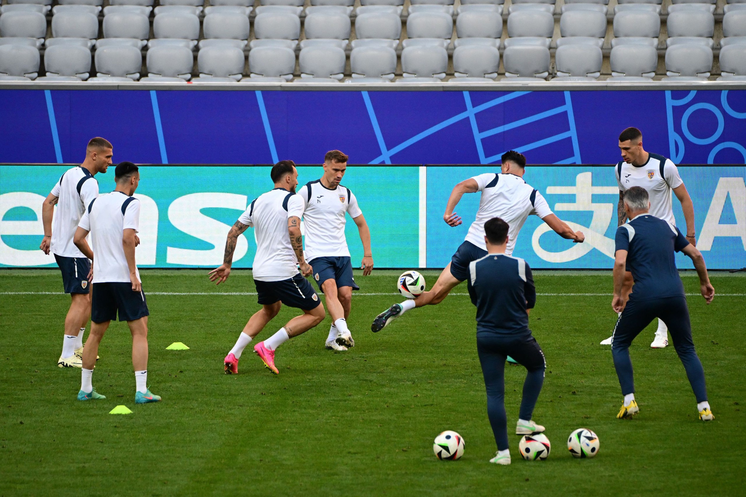 EURO 2024, Romania 3-0 Ukraine: Trả giá vì những sai lầm cá nhân- Ảnh 2.