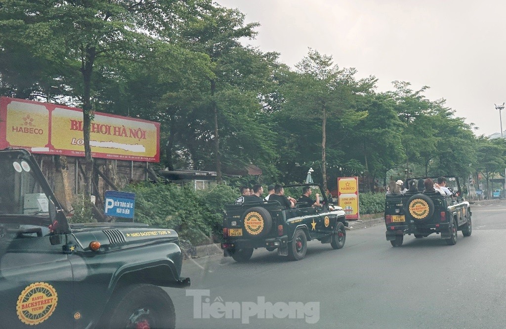 Xe u-oát vi phạm giao thông chạy 'nghênh ngang' trên phố Hà Nội ảnh 5