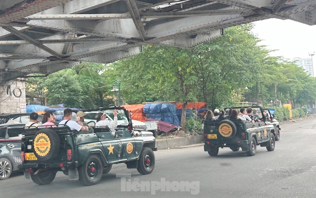 Xe u-oát vi phạm giao thông chạy 'nghênh ngang' trên phố Hà Nội ảnh 8