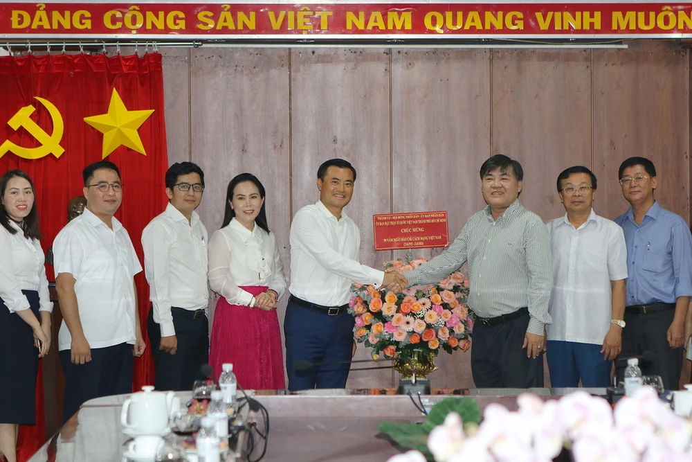 lanh_dao_tp_ho_chi_minh_den_chuc_mung_co_quan_ttxvn_viet_nam_khu_vuc_phia_nam3.jpg