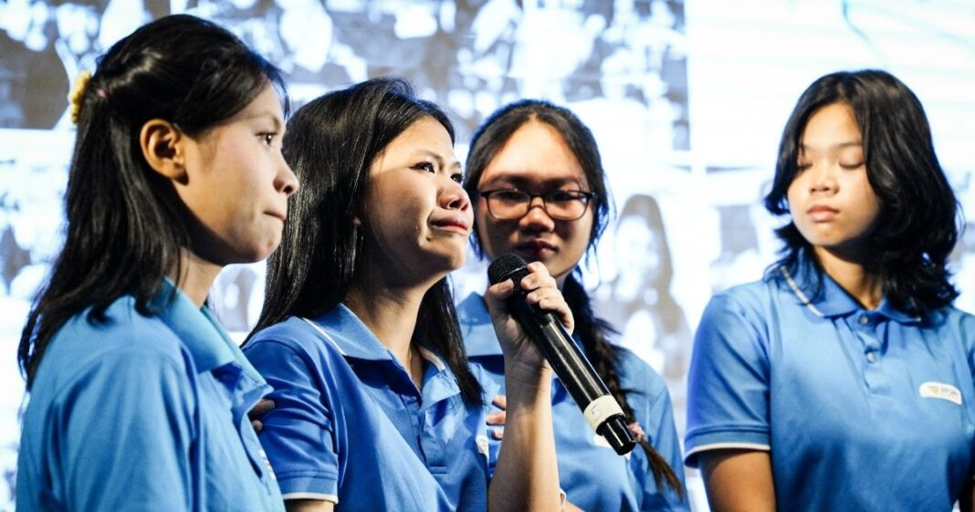 Giọt nước mắt trong ngày đặc biệt của học sinh mồ côi vì Covid-19