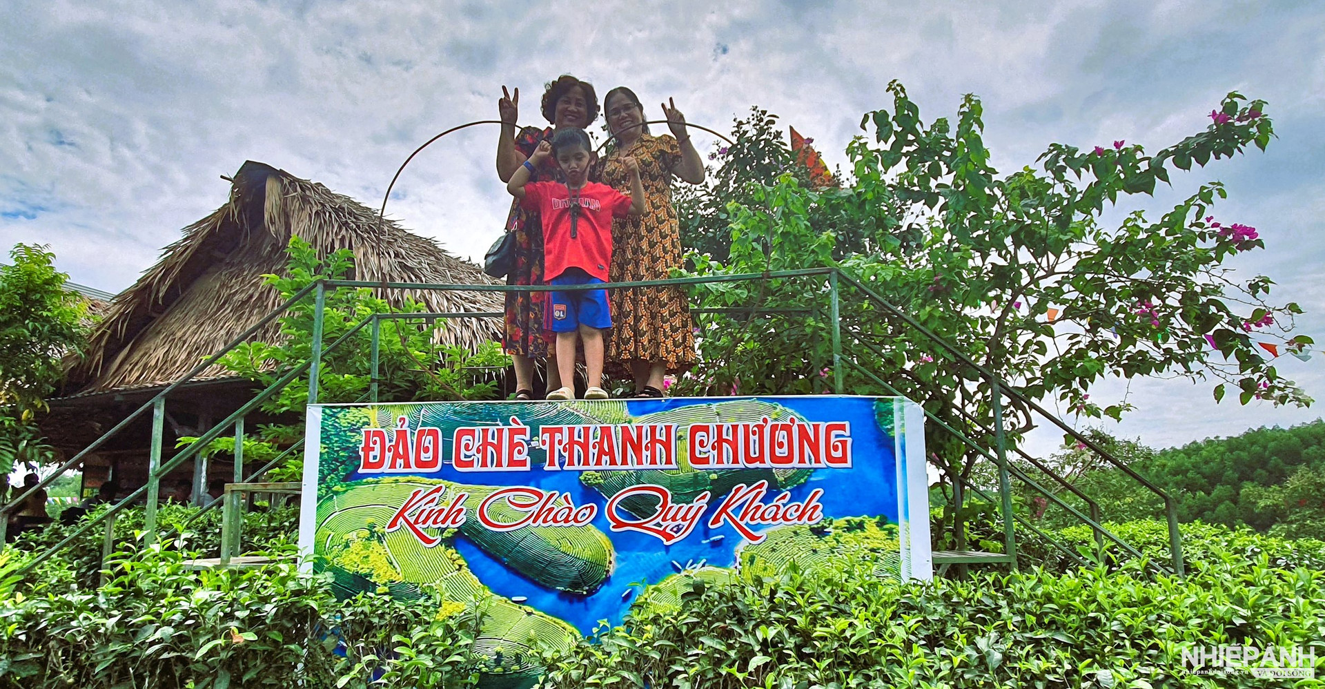 W_tren-cac-dao-che-con-co-nhung-ngoi-nha-la-nho-xinh-de-du-khach-nghi-chan-nham-nhi-chen-tra-xanh-chan-chat-tha-hon-minh-voi-thien-nhien.jpg