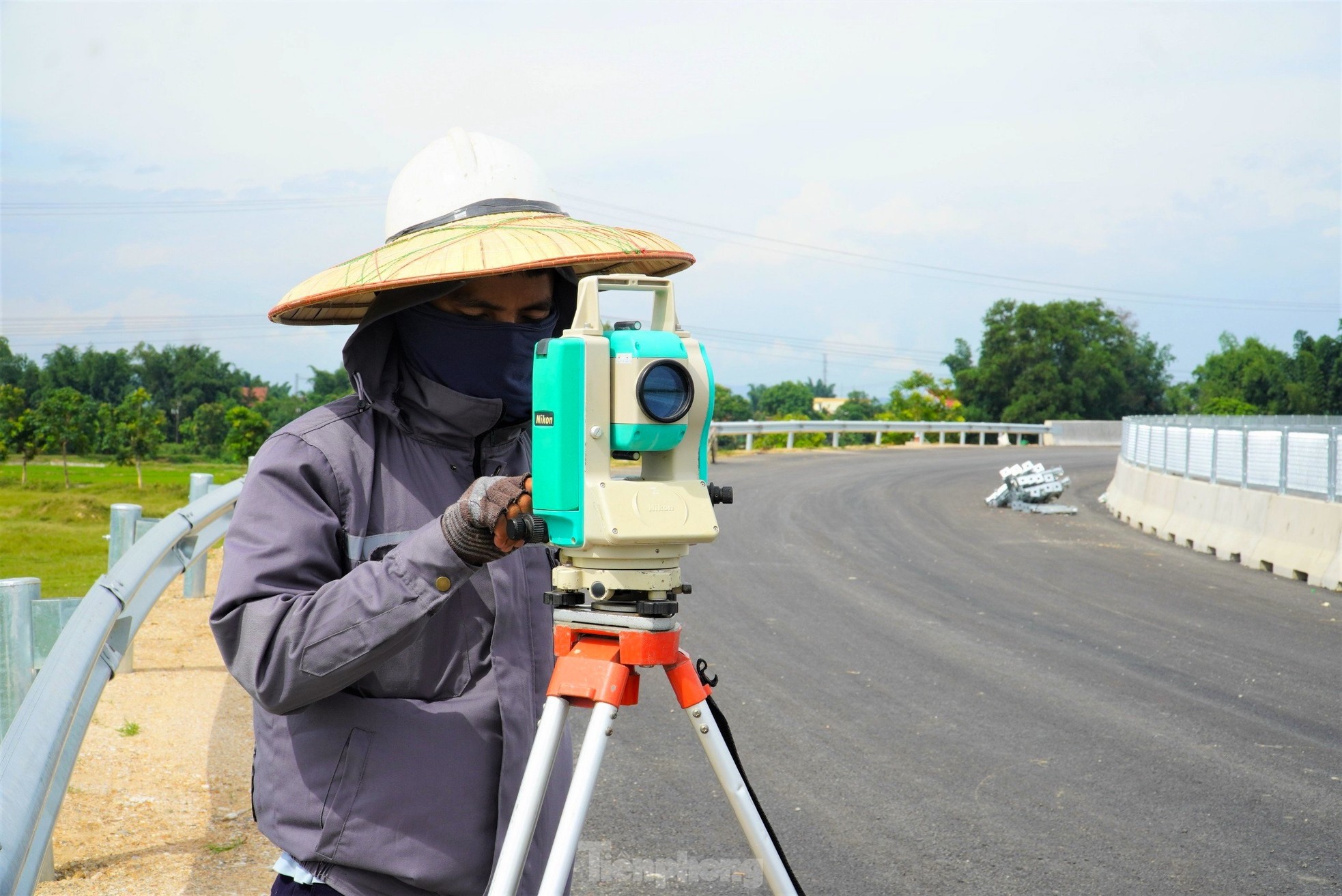 Nhìn gần cao tốc Diễn Châu - Bãi Vọt trước ngày thông xe ảnh 2