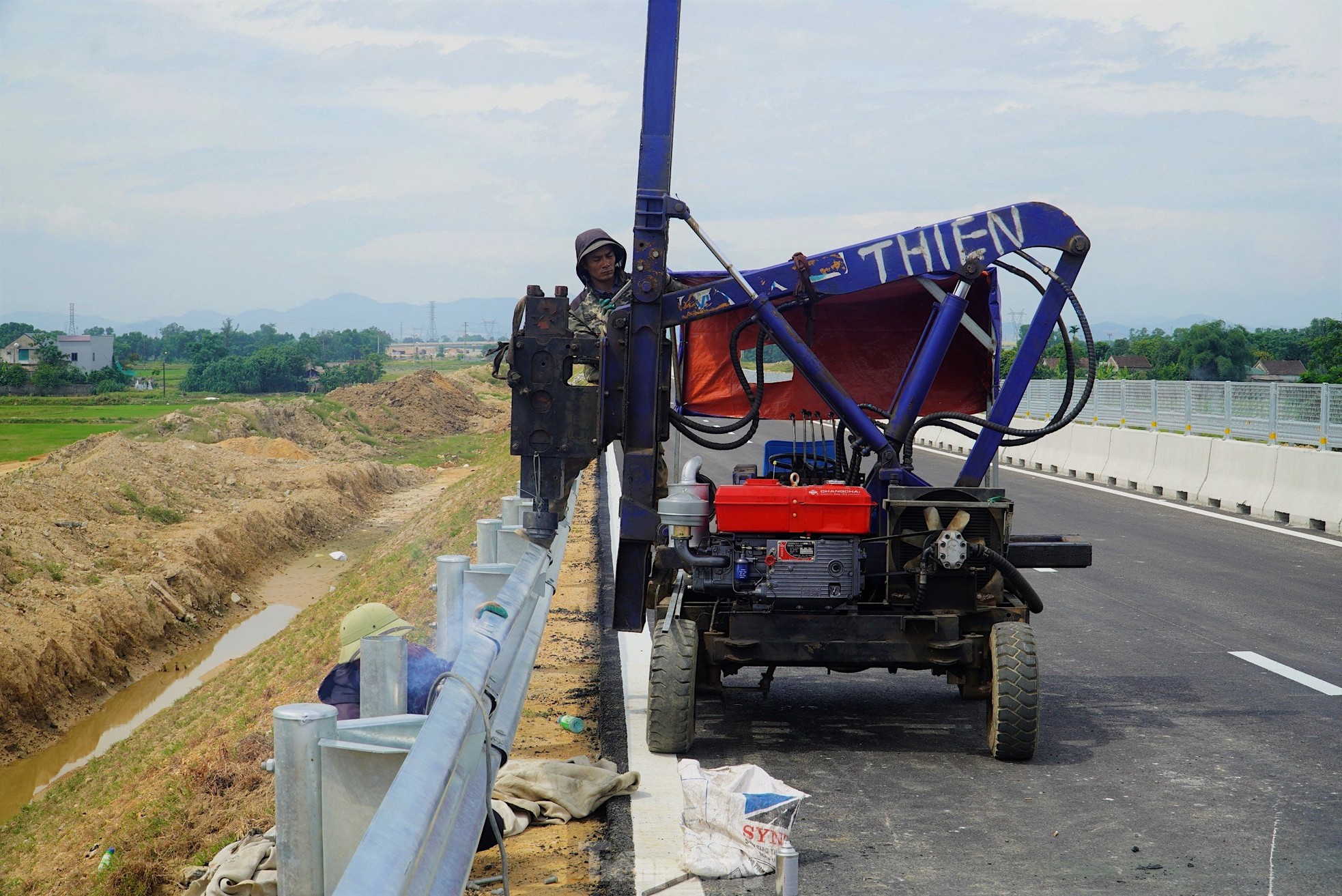 Nhìn gần cao tốc Diễn Châu - Bãi Vọt trước ngày thông xe ảnh 5