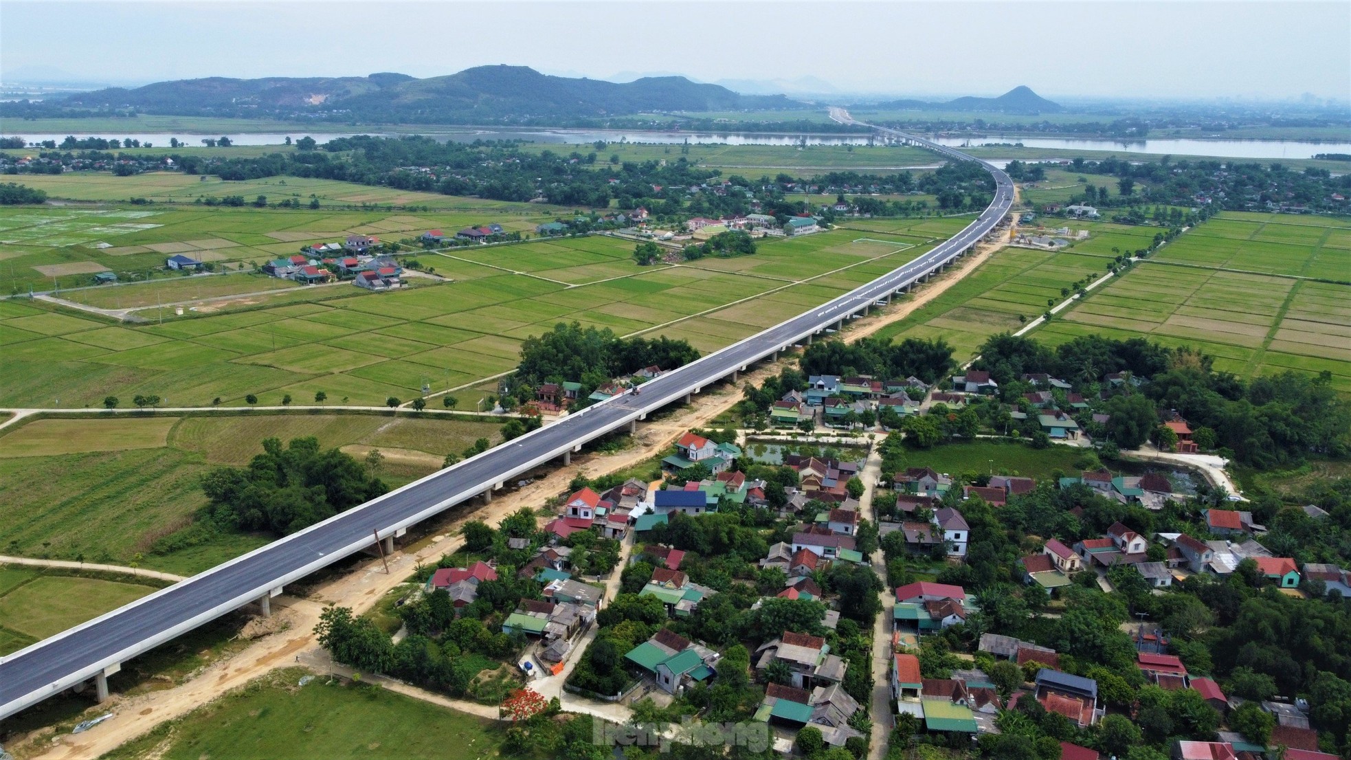 Nhìn gần cao tốc Diễn Châu - Bãi Vọt trước ngày thông xe ảnh 9