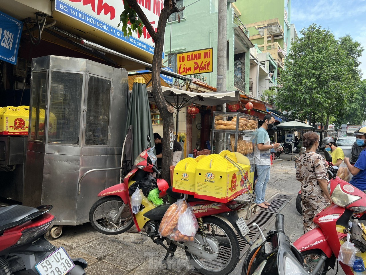 Đông nghịt người dân TPHCM xếp hàng mua gà, vịt quay cúng Tết Đoan Ngọ ảnh 9