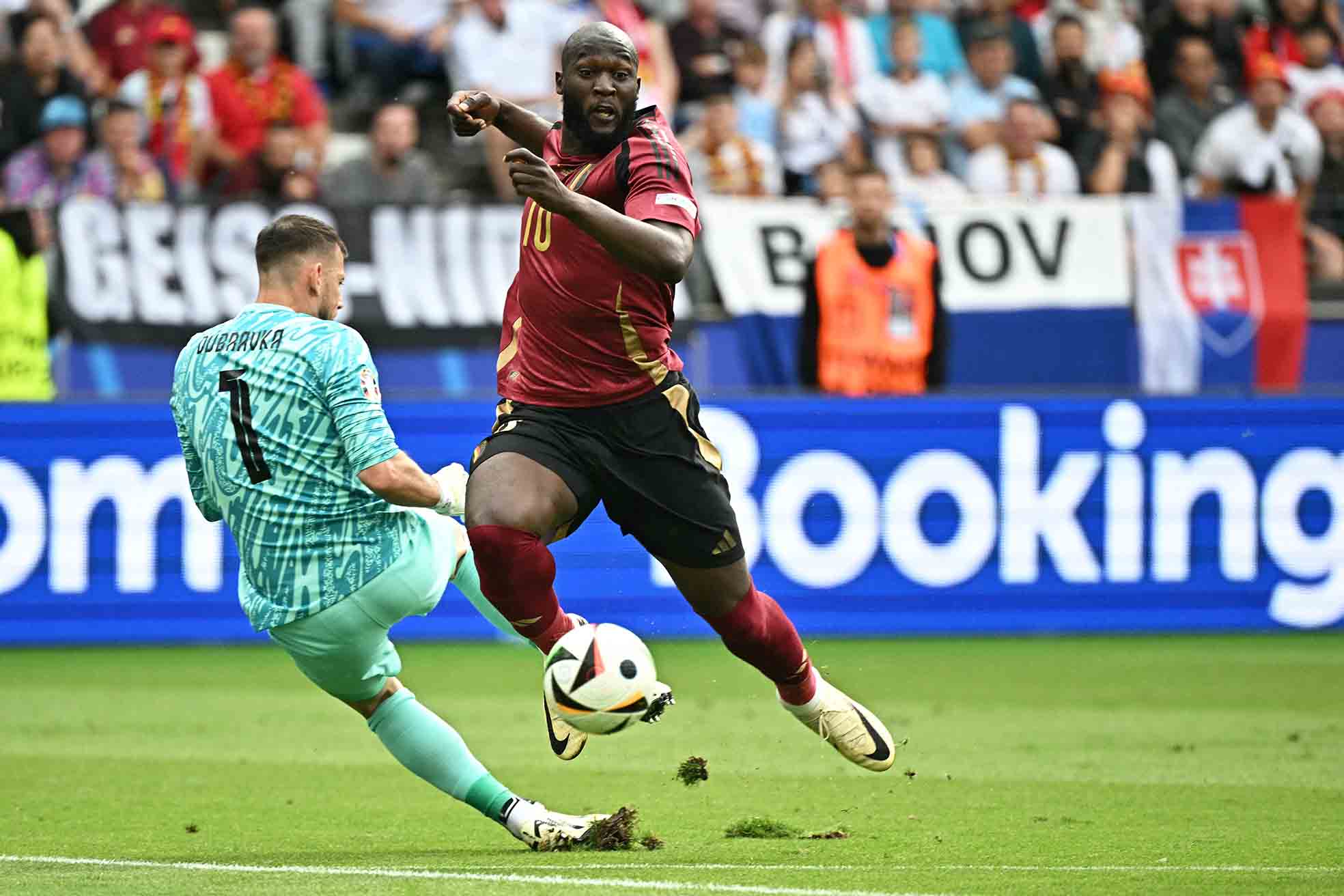 Mỗi lần Lukaku xử lý bóng trước khung thành Slovakia là một lần anh vô tình trở thành tâm điểm của những trò đùa trên mạng xã hội. Ảnh: AFP