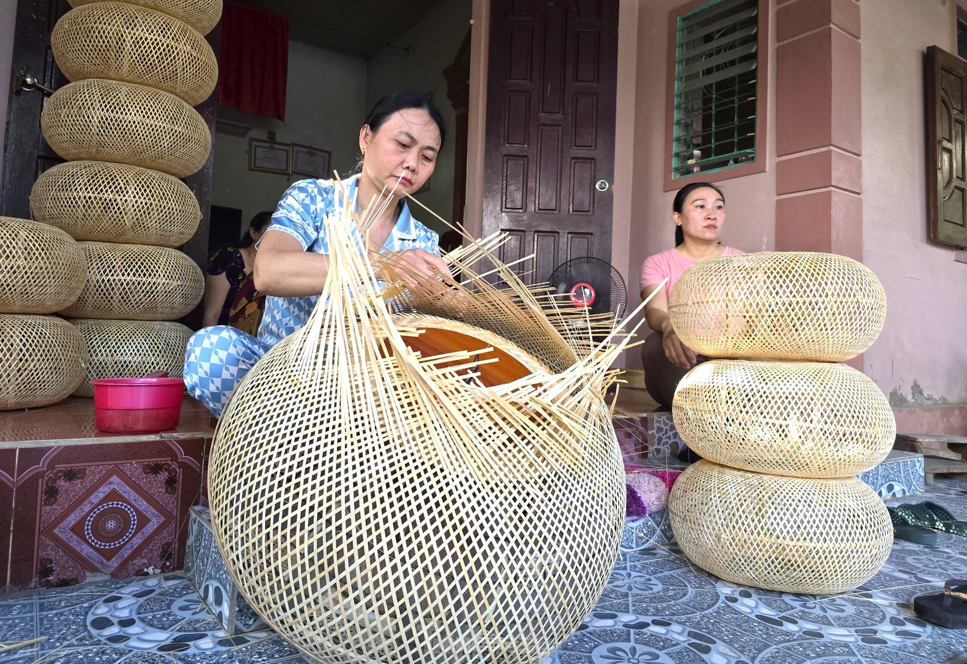 Lập tổ 'mây tre đan' để giữ nghề truyền thống, chị em kiếm thêm thu nhập nuôi gia đình ảnh 2