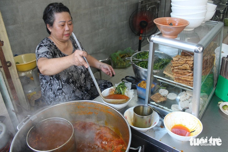 Ngoài canh bún, quán còn có thêm món canh bánh đa ăn rất lạ miệng - Ảnh: TÔ CƯỜNG